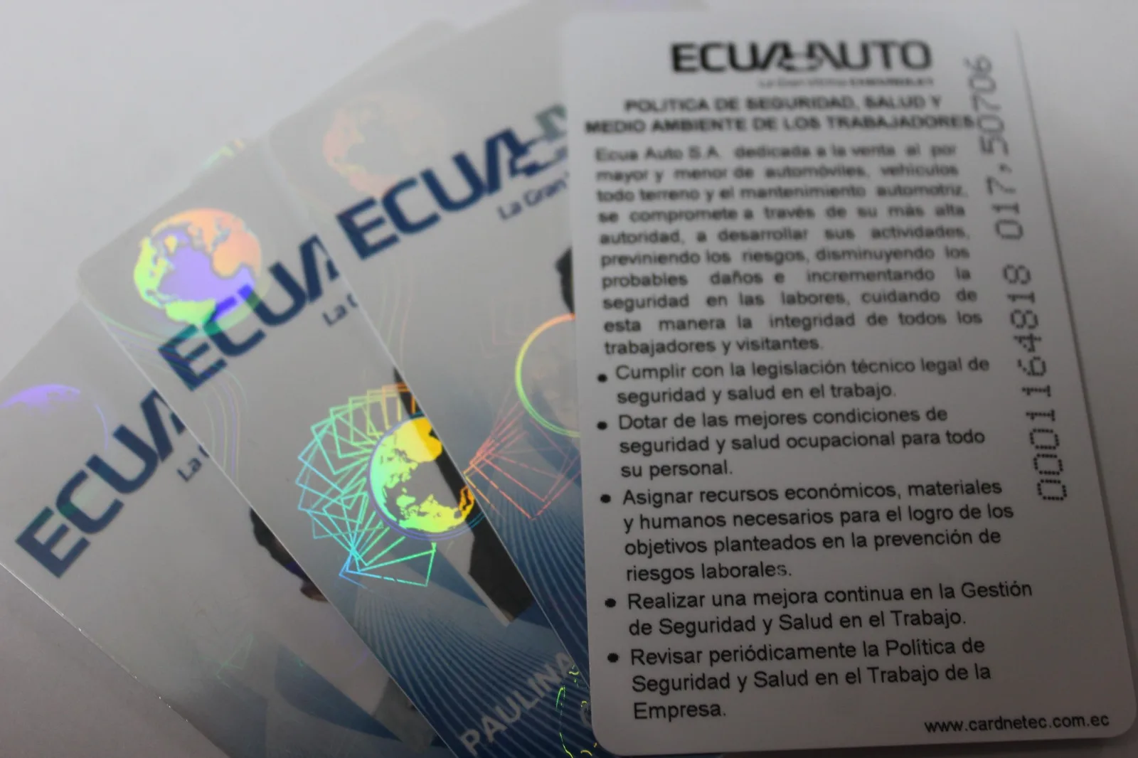 Credencial con lámina de seguridad holográfica